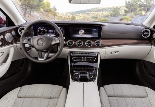 Mercedes-Benz E 200 Coupe 9G-TRONIC (seit 2016) Armaturenbrett